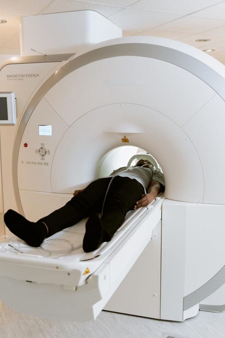 Rezonans magnetyczny – co warto wiedzieć na temat tego badania?
