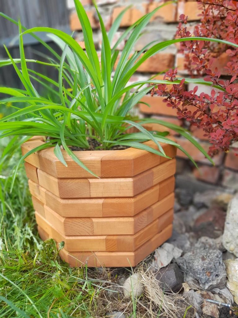 Stwórz wyjątkowy klimat w ogrodzie dzięki drewnianym donicom!