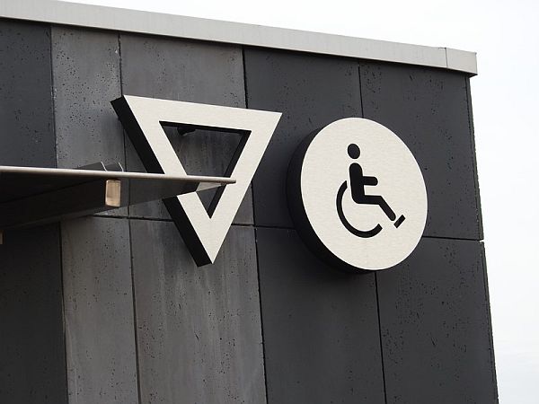 Certyfikaty i normy bezpieczeństwa, które musi spełniać nowoczesna wiata przystankowa